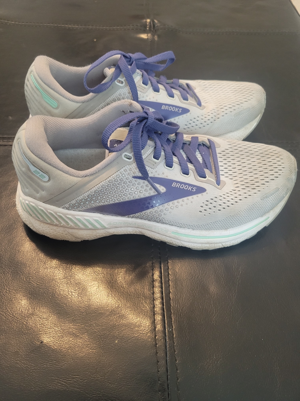 Brooks Women’s Light Gray & Purple Lace-Up Running Sneakers